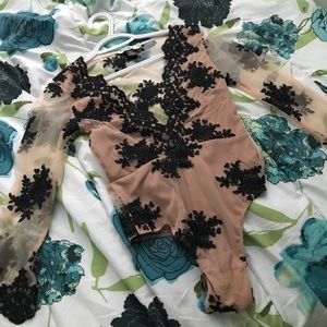 Amber scallop edge bodysuit in noir